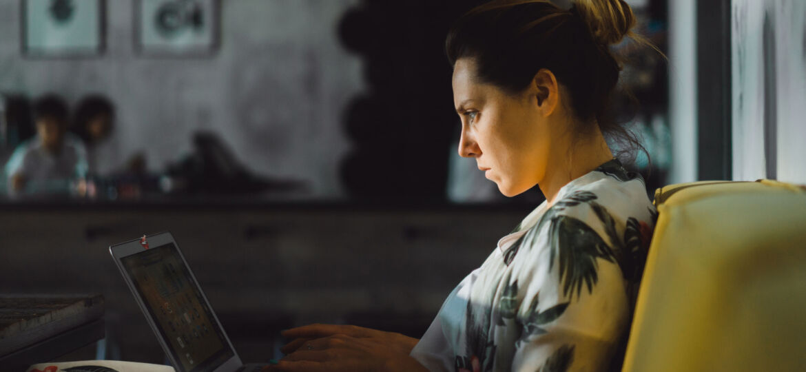 woman in a cafe working behind a laptop