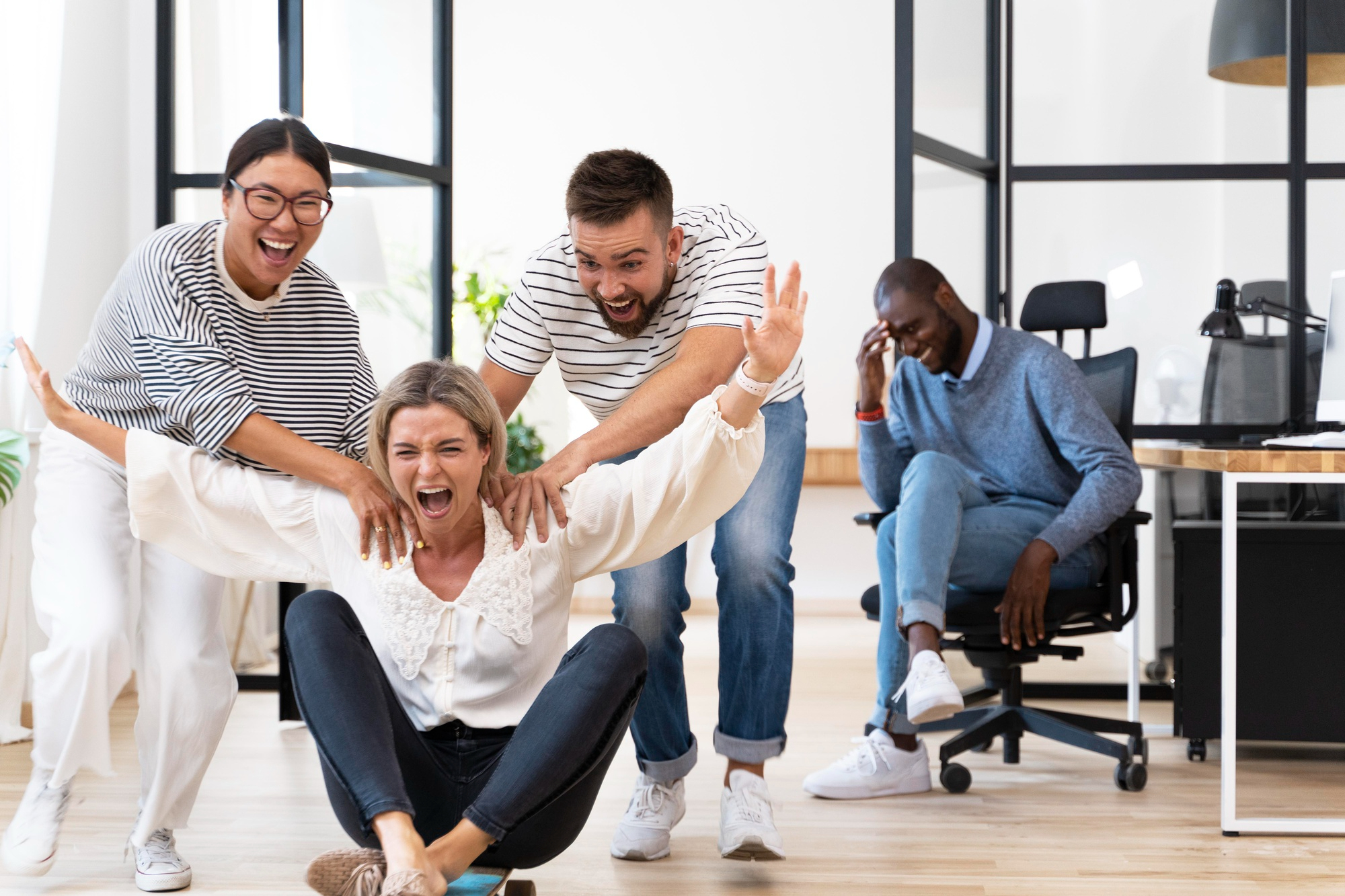 Newcomers connecting during a work break